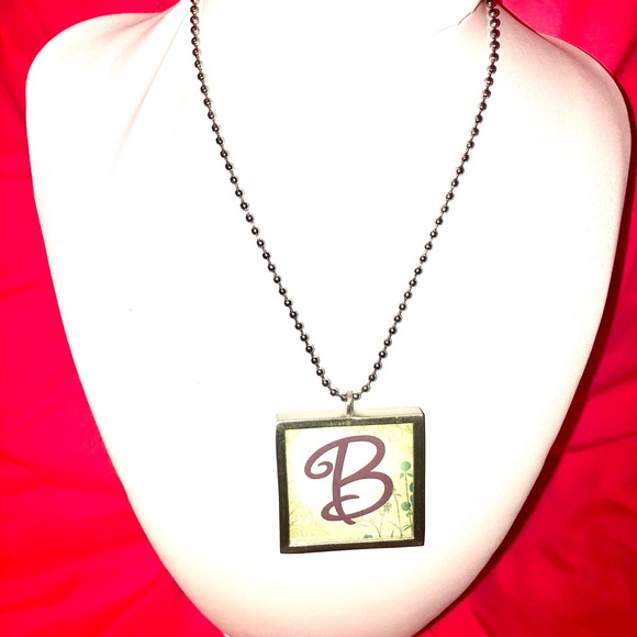 ✨Vintage✨ Double Sided “B” Necklace - Picture 4 of 6